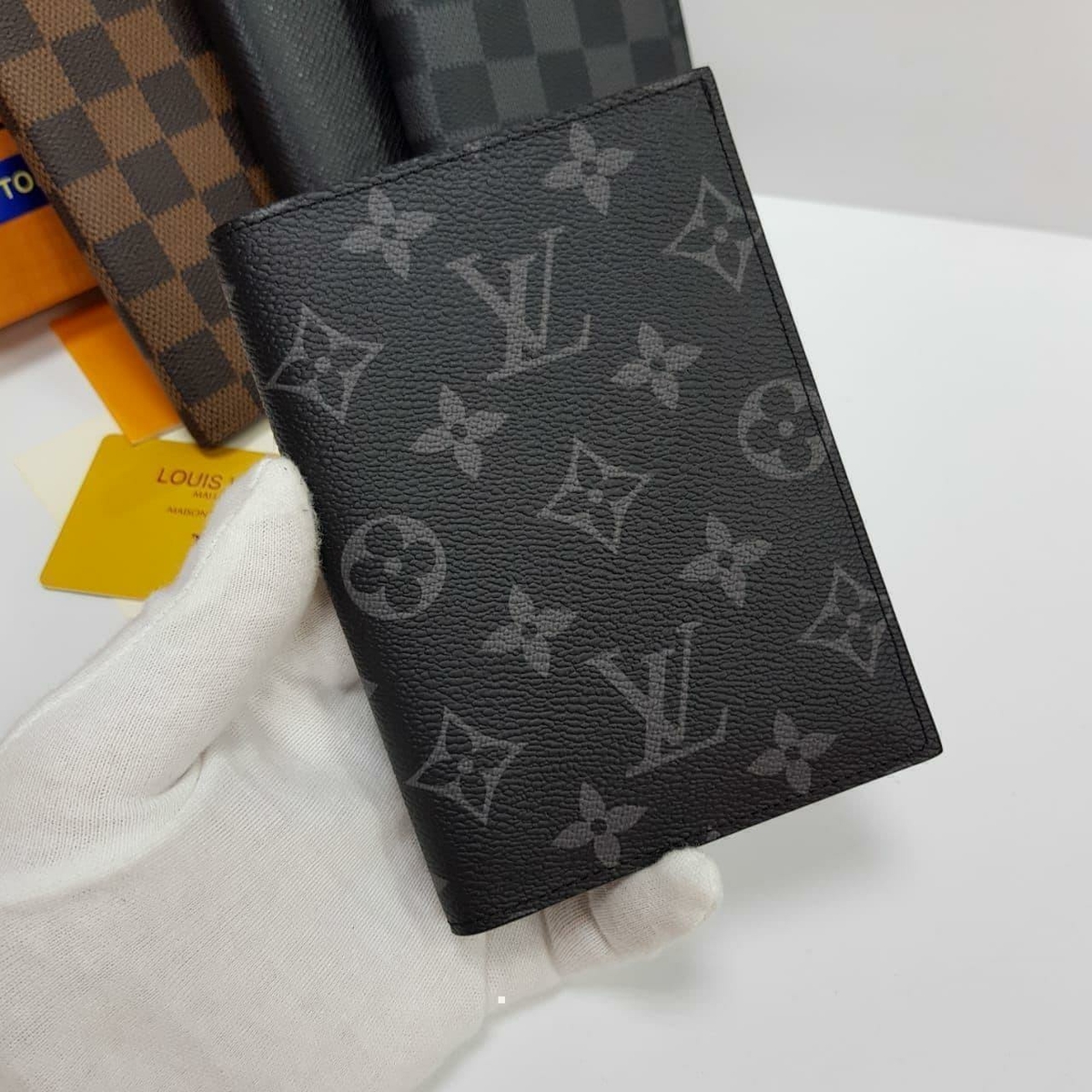 Louis Vuitton обложка на паспорт премиум серые черные  в «Globestyle» арт.469598XV