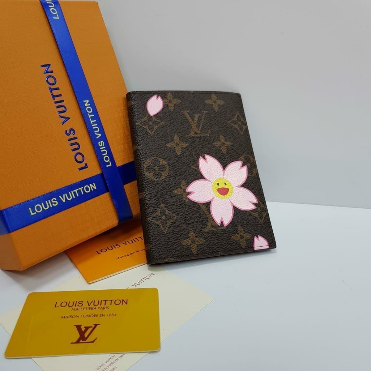 Louis Vuitton обложка на паспорт премиум женские  в «Globestyle» арт.469538IJ