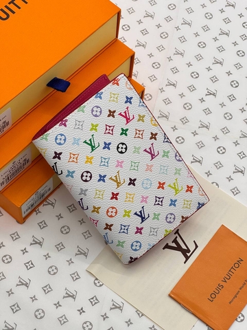 Louis Vuitton обложка на паспорт 370392NI в GLOBESTYLE