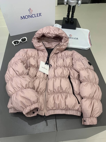 Moncler Medonte пуховик 274808PD в GLOBESTYLE