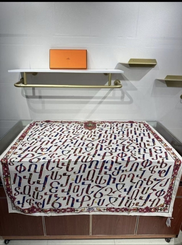 Hermes платок артикул 981501AQ в интернет-магазине «GLOBESTYLE»