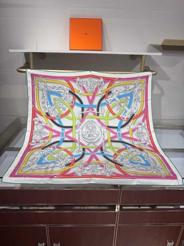 Hermes платок артикул 717659WO в интернет-магазине «GLOBESTYLE»