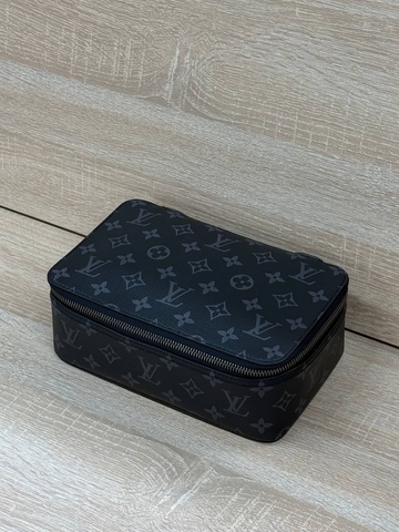 Louis Vuitton косметичка 688987XT в GLOBESTYLE