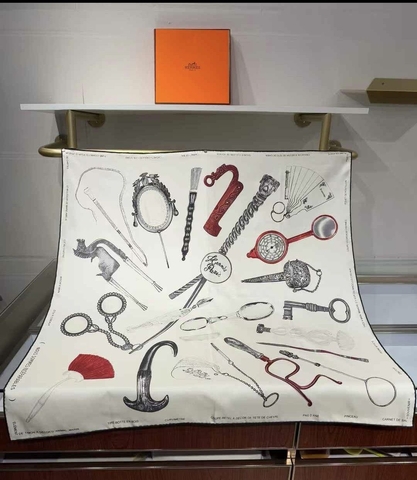 Hermes платок артикул 949906VD в интернет-магазине «GLOBESTYLE»